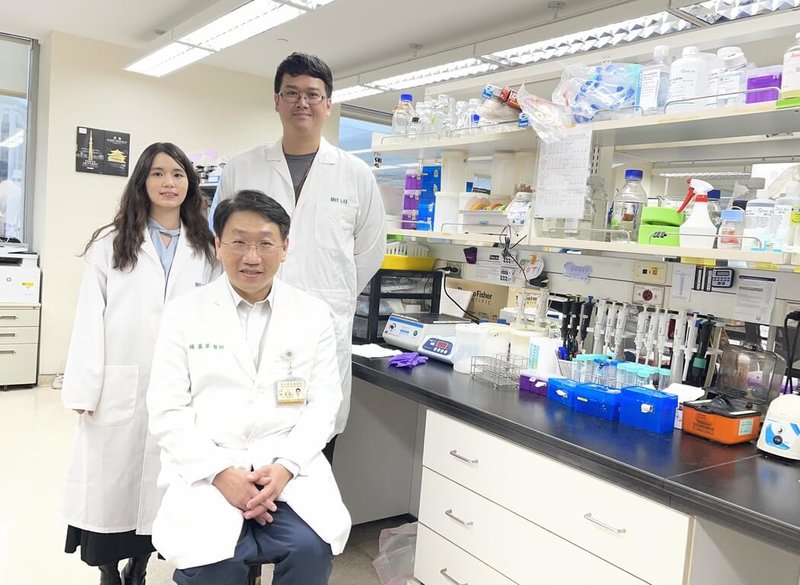 陽明交通大學臨床醫學研究所教授楊慕華（中）帶領團隊研究發現，癌細胞也有抗壓性，在治療壓力下，反而會提高警覺，設法躲過免疫系統追擊。（陽明交大提供）中央社記者許秩維傳真　115年1月13日