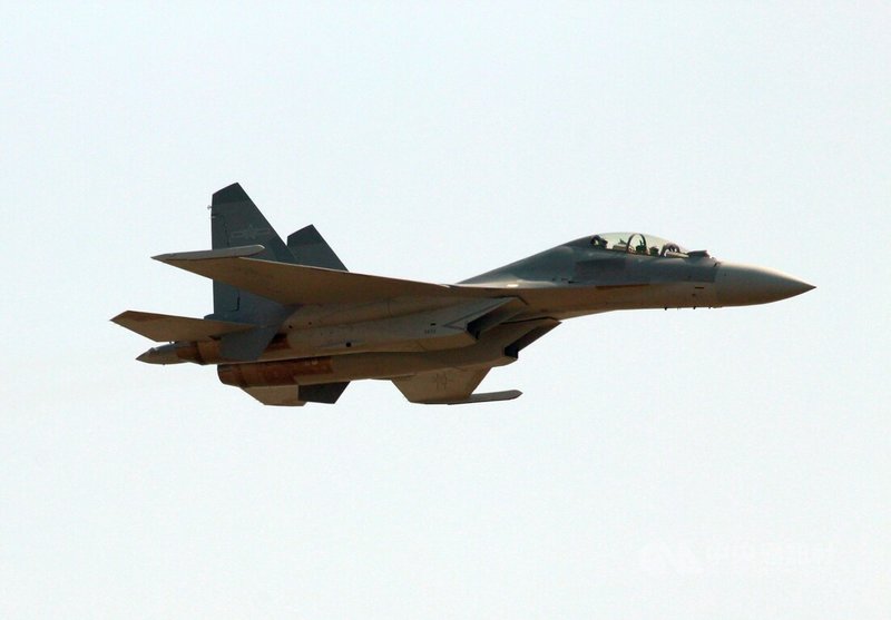 英國智庫「皇家聯合軍事研究所」指出，過去5年中國的4代、5代戰機產能提升顯著。4代與5代機數量已從2020年時560-600架，增至2025年超過1400架。圖為2024年珠海航展共軍殲-16（J-16）戰機。中央社記者陳亦偉攝　115年1月13日