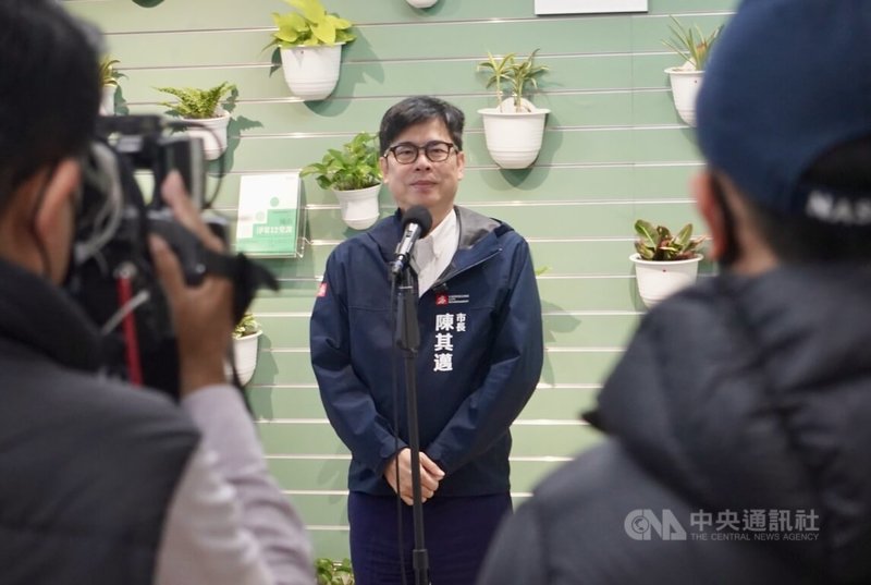 民進黨高雄市長初選民意調查12日晚間結束，高雄市長陳其邁（中）13日在市政會議前接受媒體聯訪表示，應該稍後很快就會知道結果，就靜待結果出爐。中央社記者董俊志攝　115年1月13日