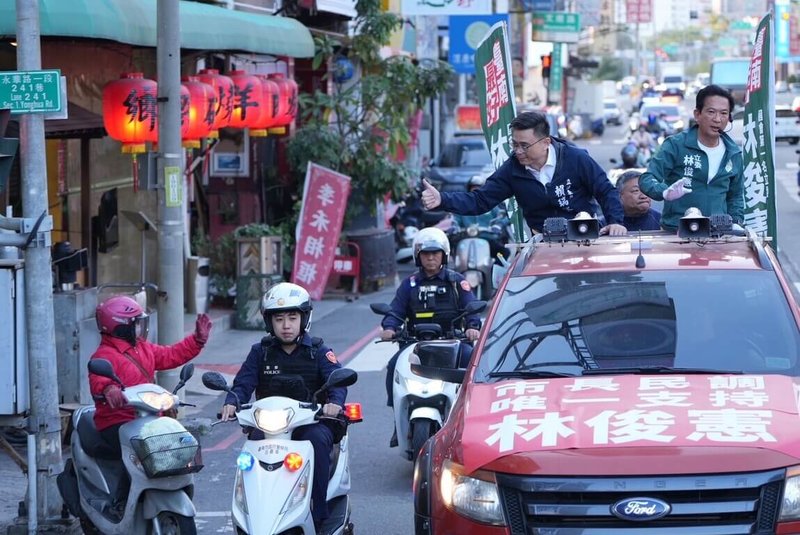 民進黨台南市長初選倒數計時，爭取提名的立委林俊憲（車上右）13日在剛從高雄市長初選勝出的賴瑞隆（車上左）陪同下掃街拜票。（林俊憲服務處提供）中央社記者張榮祥傳真　115年1月13日