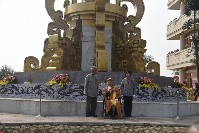 曾被聘為總統府無給職顧問的混元禪師（中）13日過世，享壽82歲。圖為混元禪師2019年間參加易經大學唯心聖教八卦聖城九龍柱落成典禮時畫面。（南投縣政府提供）中央社記者吳哲豪傳真　115年1月13日