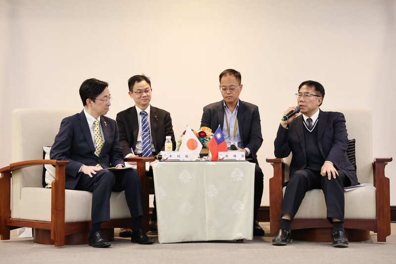 日本熊本縣知事木村敬（左）13日前往拜會台南市長黃偉哲（右），黃偉哲表示，台南和熊本都具備深厚歷史底蘊、豐富物產及科技發展優勢，期盼未來雙方在文化、教育、物產、觀光、產業等面向持續深化合作。（台南市政府提供）中央社記者張榮祥台南傳真　115年1月13日