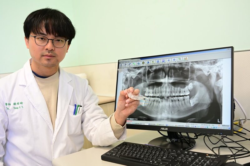 台中一名女子壓力大，夜間磨牙嚴重，因牙齒敏感加劇、牙齦萎縮就醫，睡眠配戴咬合板才穩定狀況。亞大醫院牙科主治醫師楊晉瑜（圖）13日提醒，磨牙相當常見但易被忽略，長期恐成牙齦退縮隱形推手，不可輕忽。（亞大醫院提供）中央社記者蘇木春傳真　115年1月13日