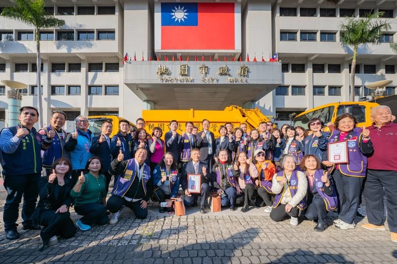 日月光中壢廠及桃園市海雁國際同濟會13日捐贈2部垃圾車給桃園市政府，是桃園市民間捐贈首例，未來將投入平鎮區及中壢區使用。（桃園市政府新聞處提供）中央社記者吳睿騏傳真　115年1月13日