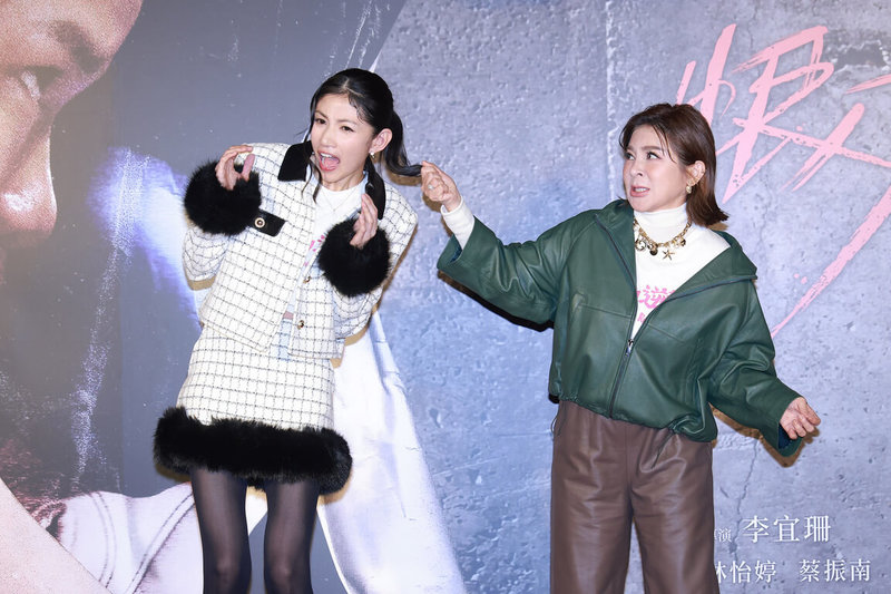 電影「恨女的逆襲」首映會13日在台北舉辦，演員李千娜（左）、王彩樺（右）配合飾演角色關係，作勢爭吵並互扯頭髮。（華映提供）中央社記者王心妤傳真　115年1月13日