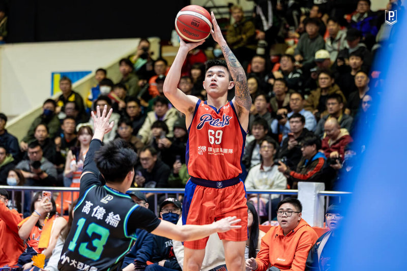 台灣職籃P. LEAGUE+ 桃園璞園領航猿隊13日輕取洋基工程隊、完成開季9連勝，「夜王」盧峻翔（持球者）首節就達成生涯累積2000分里程碑，成為PLG賽史第一人。（桃園璞園領航猿提供）中央社記者黎建忠傳真　115年1月13日