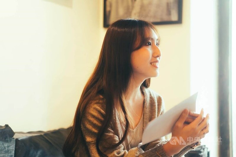 8年級生温若喬大學時代就在社群媒體Instagram上創建「學台語 ohtaigi」平台，2025年開始在Threads上分享美麗台語詞彙，均吸引近數萬人關注。近期她將相關內容集結成「日花閃爍：台語的美麗詞彙&一百首詩」一書，上市不到2天就緊急加印。（時報出版提供/安比攝）中央社記者邱祖胤傳真　115年1月13日