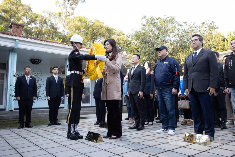 中國國民黨主席鄭麗文（前中）13日率黨部人員出席前總統蔣經國逝世38週年紀念謁陵，代表獻花、鞠躬敬禮。中央社記者葉臻攝　115年1月13日