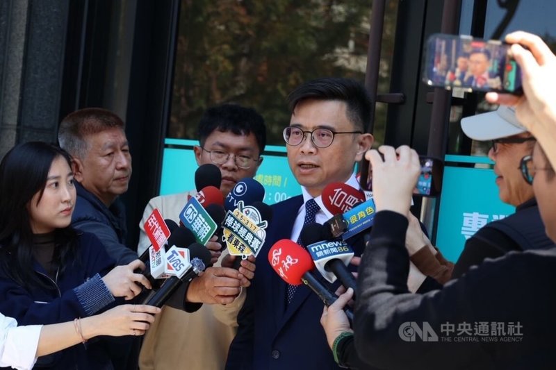 民主進步黨高雄市長初選結束,由民進黨籍立法委員賴瑞隆(左4)出線。賴瑞隆13日接受媒體聯訪表示,大家都是高雄隊,將持續團結所有力量,延續高雄光榮。中央社記者蔡孟妤攝 115年1月13日