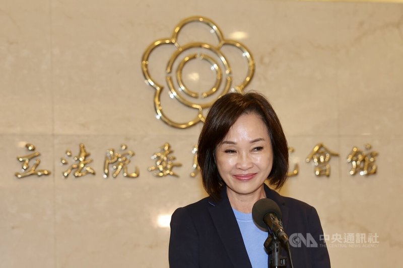 民進黨13日公布高雄市長初選民調結果，由立委賴瑞隆勝出。有意角逐高雄市長的國民黨立委柯志恩（圖）在立法院向賴瑞隆表示恭喜，盼這會是一場君子之爭。中央社記者王飛華攝　115年1月13日