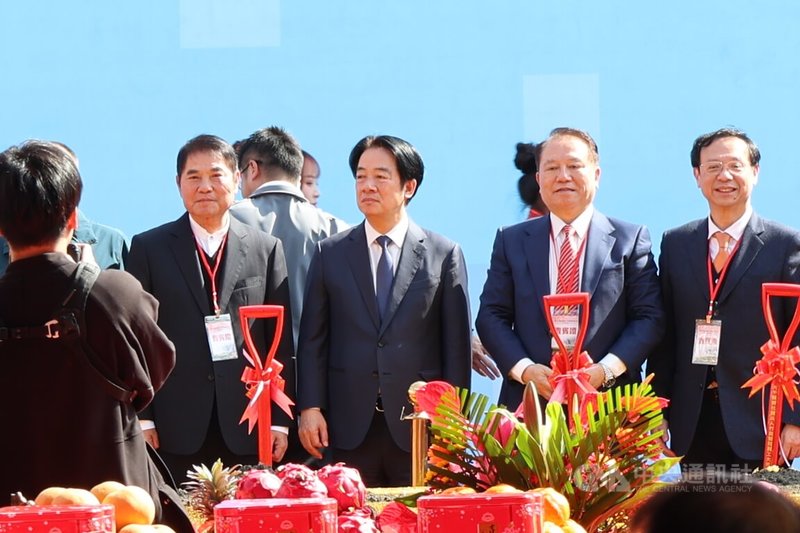 大千健康醫療體系13日上午舉辦竹南醫院動土典禮，總統賴清德（右3）、衛福部長石崇良（右）及苗栗縣長鍾東錦（右4）等人出席見證。中央社記者管瑞平攝　115年1月13日