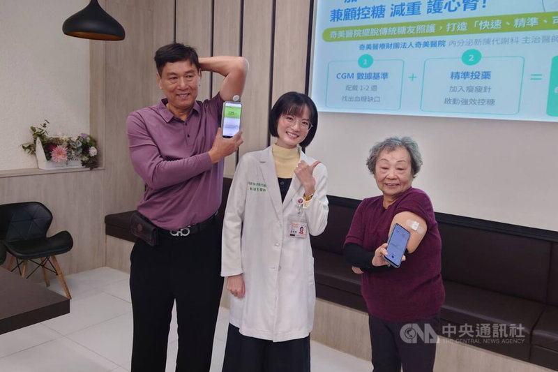 奇美醫院內分泌新陳代謝科醫師彭瓊慧（中）13日在院內衛教宣導會表示，使用腸泌素的糖尿病患，建議至少每月佩戴一次連續性血糖監測器以確認療效。中央社記者楊思瑞攝　115年1月13日
