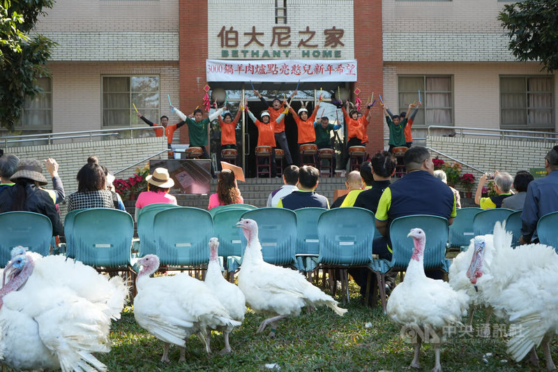 屏東伯大尼之家13日舉行「3000鍋羊肉爐記者會」，現場由院生帶來活力演出。伯大尼之家長年推動動物療癒，院區內不時可見各種動物悠哉漫步。中央社記者黃郁菁攝　115年1月13日