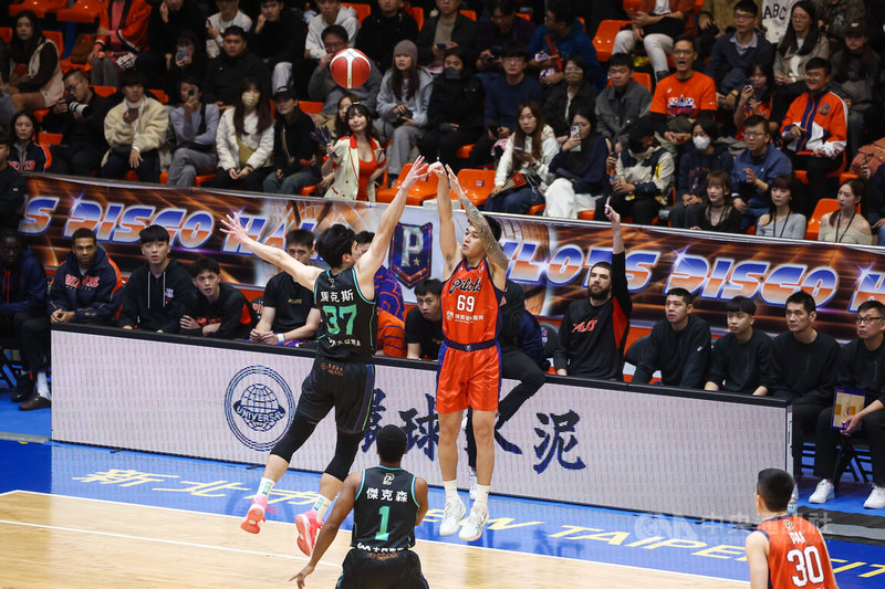 台灣職籃P.LEAGUE+ 桃園璞園領航猿隊13日主場迎戰洋基工程隊，領航猿球星盧峻翔（後中右）首節外線狂飆，順利達成生涯得分2000分里程碑。中央社記者王騰毅攝　115年1月13日