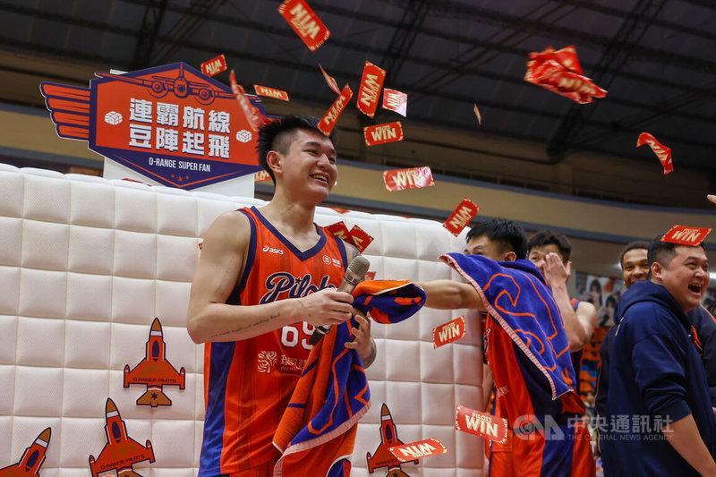 台灣職籃P.LEAGUE+ 桃園璞園領航猿隊13日迎戰洋基工程隊，領航猿「夜王」盧峻翔（中）攻下生涯單場新高的43分，並順利達成職業生涯2000分里程碑，助隊大比分勝出，賽後獲選單場MVP，開心接受隊友喝采。中央社記者王騰毅攝　115年1月13日