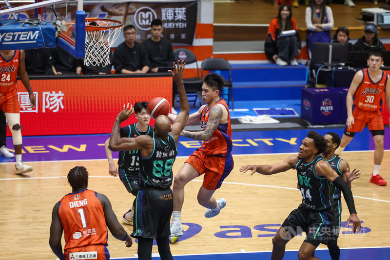 台灣職籃P.LEAGUE+ 桃園璞園領航猿隊13日在「夜王」盧峻翔（持球者）帶動下，全隊攻守都相當流暢，盧峻翔一度切入突破後妙傳助攻，最終個人全場攻下43分，助隊以131比95收下開季9連勝。中央社記者王騰毅攝  115年1月13日