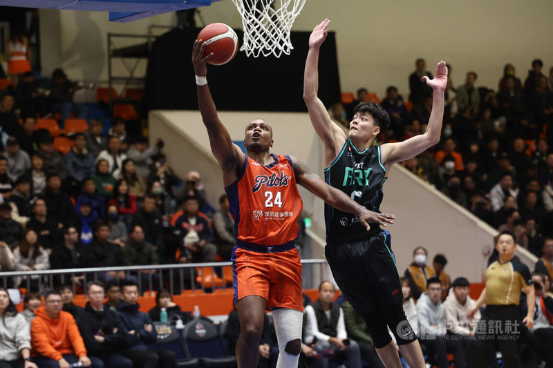 台灣職籃P.LEAGUE+桃園璞園領航猿隊13日以131比95擊敗洋基工程隊，笑收開季9連勝。領航猿陣中洋將葛拉漢（Treveon Graham）（持球者）全場貢獻24分10籃板，雙十好表現助隊搶勝。中央社記者王騰毅攝　115年1月13日
