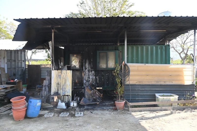 苗栗警分局13日指出,邱姓女子因平日飼養犬隻死亡,懷疑是郭姓男子故意毒害,故至郭男工寮縱火,燒毀電動機車和貨櫃屋,依公共危險罪移送偵辦。(警方提供)中央社記者管瑞平傳真 115年1月13日