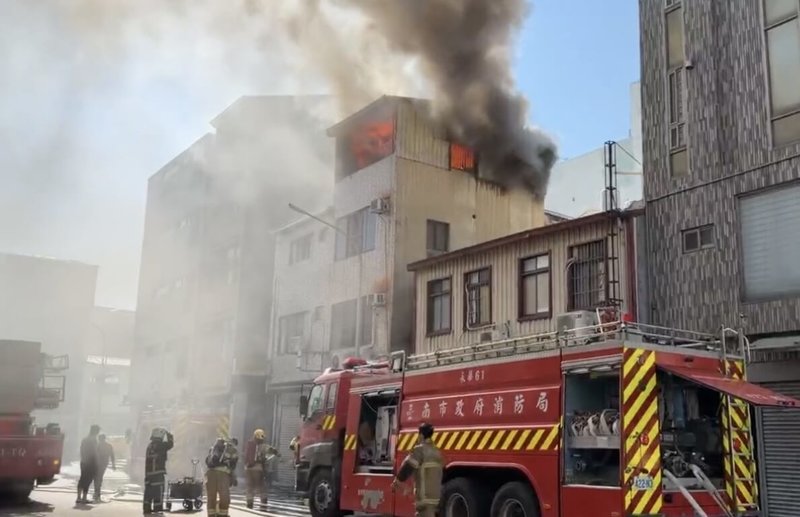 台南市中西區一間民宅13日發生火警，4樓全面燃燒，冒出大量濃煙，所幸屋中2人及時逃出，消防局緊急灌救撲滅。（台南市消防局提供）中央社記者張榮祥台南傳真　115年1月13日