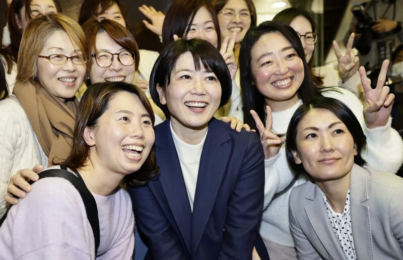 日本群馬縣前橋市前市長小川晶（前中）12日在補選中勝出。（共同社）