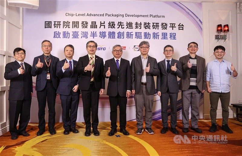國家實驗研究院台灣半導體研究中心13日舉行記者會,發表晶片級先進封裝研發平台,國科會主委兼國研院董事長吳誠文(左5)出席,與國研院半導體中心主任劉建男(左3)等人比讚合影。中央社記者鄭清元攝 115年1月13日