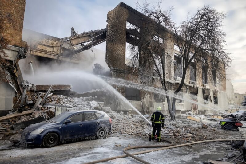 烏克蘭基輔消防員12日在被俄羅斯無人機擊中的建築現場進行救援。（路透社）