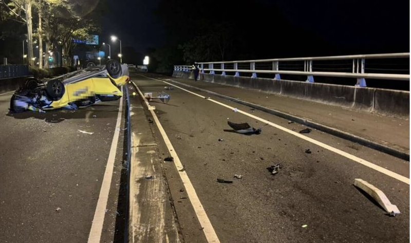 台74甲線彰化東外環道13日凌晨發生車禍，1輛計程車疑似為閃避流浪貓，失控撞上路旁水泥護欄後翻車，計程車駕駛龍姓男子及車上女乘客自行爬出車外，送醫後無大礙。（警方提供）中央社記者吳哲豪傳真　115年1月13日