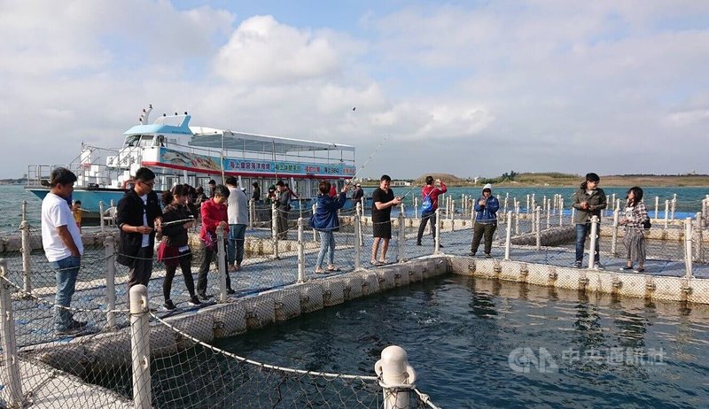 澎湖旅遊業者推出「澎湖輕旅行」遊程，遊客可在海上平台品味海鮮，或在箱網養殖區體驗拉竿垂釣等。中央社  115年1月13日