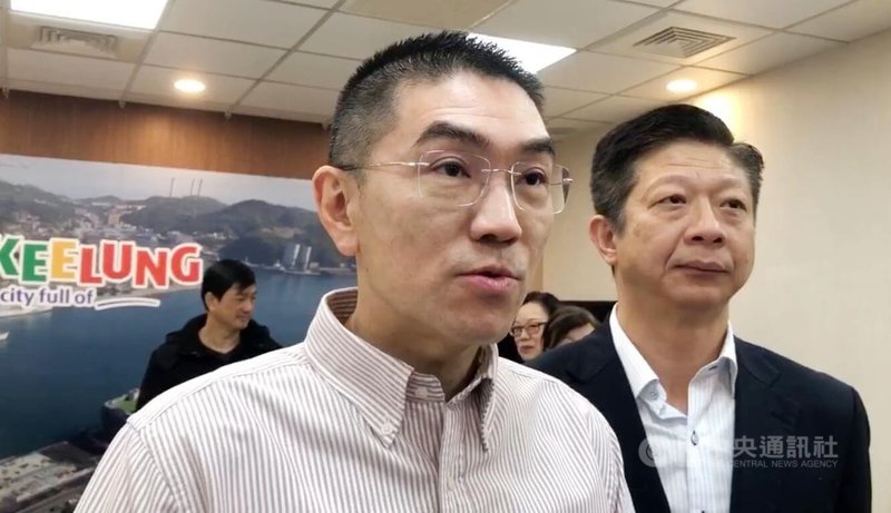 115年度中央政府總預算案卡關，恐影響TPASS補助。基隆市長謝國樑（前）13日說，不管發生什麼情況，基隆市通勤族使用TPASS的權益不會受到任何影響，請市民放心，絕對會確保市民權益。中央社記者王朝鈺攝　115年1月13日