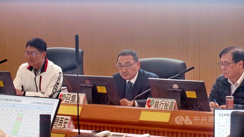 新北市政府13日舉行道路交通安全會報，市長侯友宜（中）指示加強高齡長輩的交通安全。中央社記者黃旭昇新北攝  115年1月13日