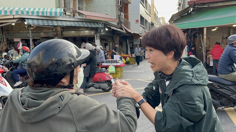 民進黨台南市長初選進入倒數階段，積極爭取提名的立委陳亭妃（前右）13日馬不停蹄勤走基層，拜票衝刺拚支持。（陳亭妃服務處提供）中央社記者張榮祥傳真　115年1月13日