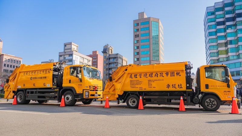 日月光中壢廠及海雁國際同濟會13日捐贈12立方米及6立方米垃圾車給桃園市政府，不僅具公益意義，也實質補強垃圾清運能量，2車合計1年可清運約4620噸垃圾，對人口密集區垃圾清運穩定性有明顯助益。（桃園市政府新聞處提供）中央社記者吳睿騏傳真　115年1月13日