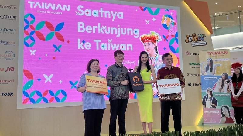 印尼最大媒體「羅盤報」（Kompas）近日推出台灣旅遊專題報導，並訪問台灣駐印尼副代表林信任，談台灣致力打造穆斯林友善旅遊環境。圖為林信任（左2）2025年出席台灣農業旅遊印尼展銷會。（駐印尼代表處提供）中央社　115年1月13日