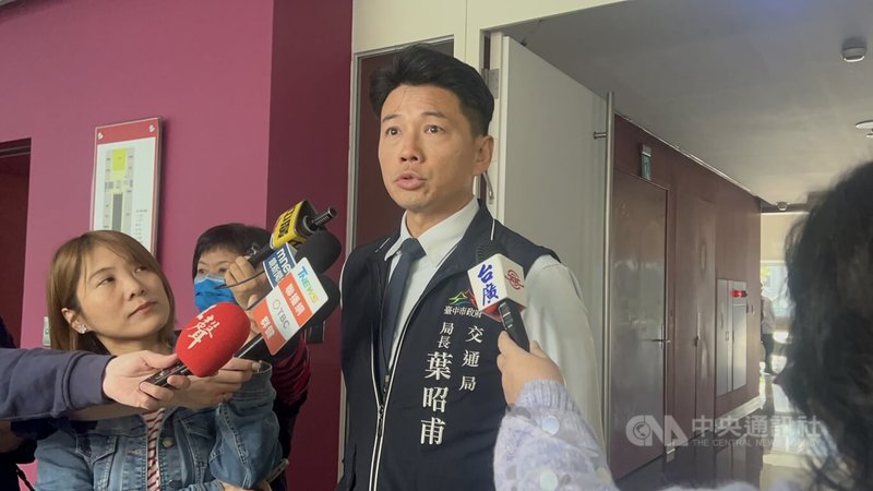 對於TPASS恐受總預算案卡關未能如期核撥地方補助，台中市交通局長葉昭甫（中）13日上午接受媒體聯訪表示，TPASS在中部廣受好評，與彰苗投等縣市討論後決定延續到1月底，但希望中央能給地方更明確訊息，同意地方政府先行墊付。中央社記者郝雪卿攝  115年1月13日