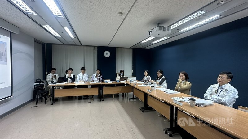 台北市財政局13日舉行記者會表示，北市府為改善財政體質，自112年至114年累計減債新台幣274億元，人均負債由3.6萬元下降至2.6萬元，115年減債金額累計將達400億元，平均每年減債100億元，每位市民平均負債可降至2萬元。中央社記者劉建邦攝　115年1月13日