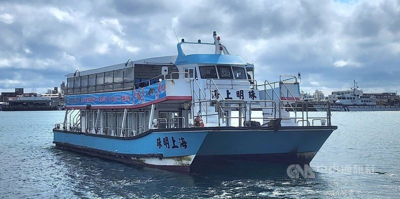 澎湖旅遊業者推出「澎湖輕旅行」遊程，遊客可搭乘交通船或遊艇，以慢遊方式航行於澎湖內海。中央社  115年1月13日