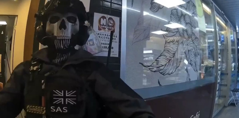 花蓮1名女子穿著骷髏面具及戰術裝備等在市區逛街，一度引發民眾恐慌。警方獲報到場了解，女子稱是為角色扮演活動暖身，仍被依違反社會秩序維護法送辦。（花蓮縣警察局提供）中央社記者李先鳳傳真　115年1月13日