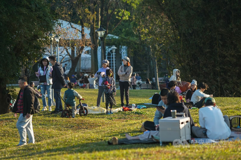 圖為台北花博公園休憩民眾。（中央社檔案照片）