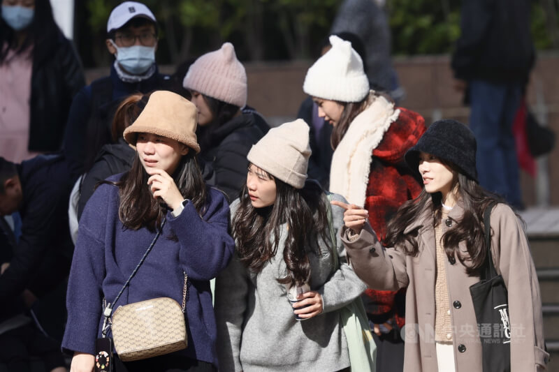 氣象署表示，13日晚至14日早晨新北、桃竹等7縣市有攝氏10度以下低溫。圖為台北車站前民眾。（中央社檔案照片）