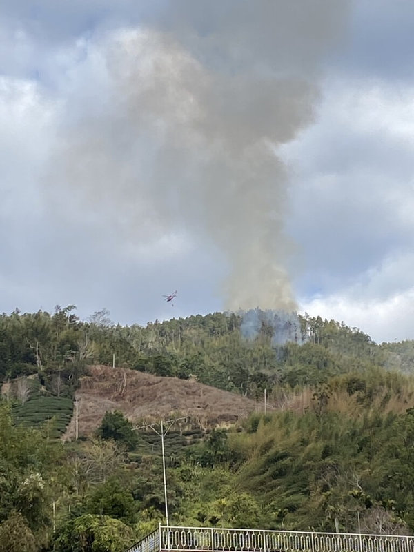 雲林縣古坑鄉草嶺村石壁大飯店後方山林12日上午7時許發生火警，因現場無水源且地勢險峻，增加滅火困難度，初估焚毀約5公頃林地，消防局13日持續滅火。（消防局提供）中央社記者姜宜菁傳真　115年1月13日