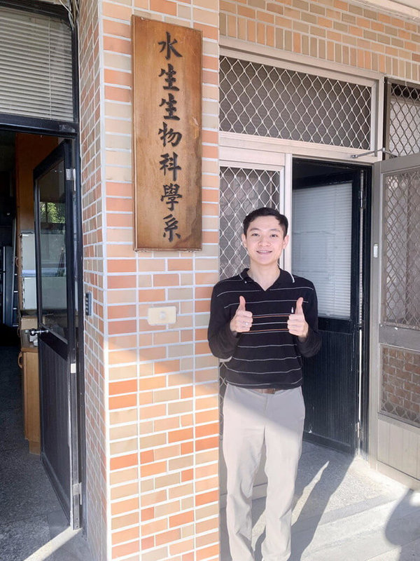 嘉義大學水生生物科學系校友徐子鈞（圖）受師長啟發，盼以農業幫助台灣推動外交，成功考上公務人員特種考試外交領事人員西班牙文組榜首。（嘉大提供）中央社記者黃國芳傳真　115年1月13日