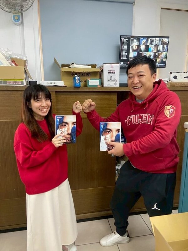 富邦集團董事長蔡明忠與白天鵝建設機構，在中華民國全民羽球發展協會理事長吳宜倫牽線下，捐贈共990本奧運金牌林郁婷新書，給全縣高中以下師生。圖為東引國中小教師持贈書開心合影。（連江縣體育會羽球委員會提供）中央社記者潘欣彤傳真　115年1月13日