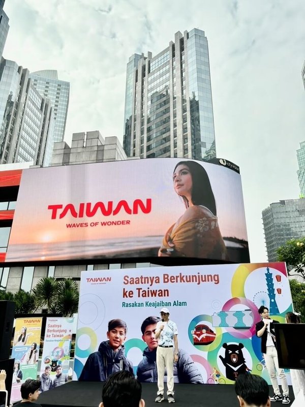 印尼最大媒體「羅盤報」（Kompas）近日推出台灣旅遊專題報導，並訪問台灣駐印尼副代表林信任，談台灣致力打造穆斯林友善旅遊環境。圖為林信任於2025年出席印尼雅加達無車日活動。（駐印尼代表處提供）中央社　115年1月13日