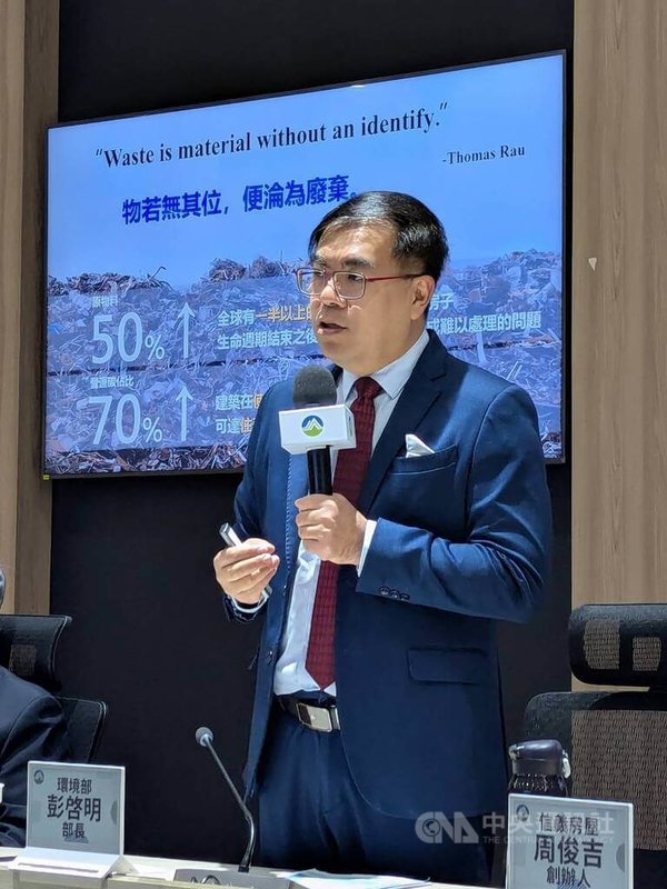 環境部長彭啓明（圖）13日表示，營建業者不應將砂石車加裝GPS視為額外負擔，而是經營的基本成本；此外，碳費對於房價的影響「微乎其微」，上述兩者都不應該成為漲價的理由。中央社記者張雄風攝　115年1月13日