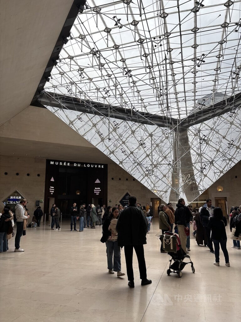 法國巴黎羅浮宮博物館非歐盟成年遊客票價本週調漲至32歐元（約新台幣1180元），比原本票價大漲45%，引發「雙重定價」爭議。（中央社檔案照片）