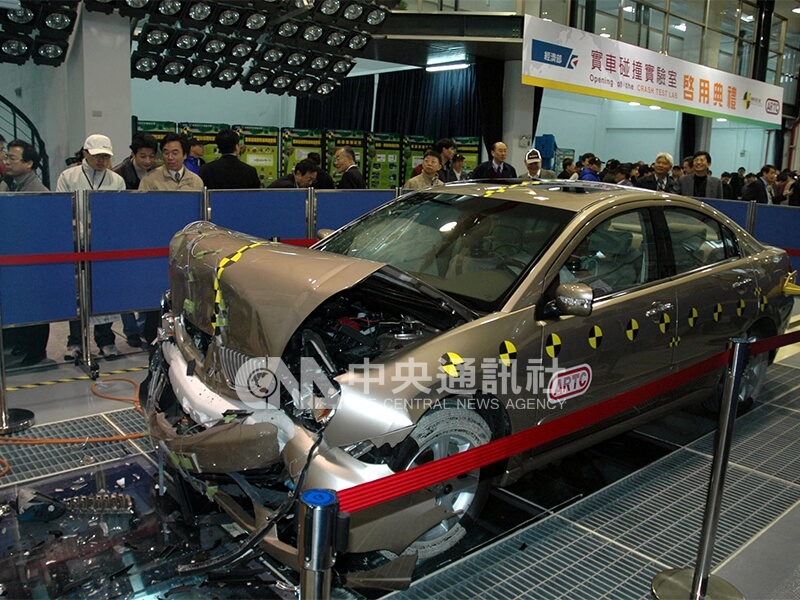 車輛經撞擊測試後，車頭明顯凹陷但座艙大致保持完整。中央社記者吳哲豪彰化傳真　94年1月14日