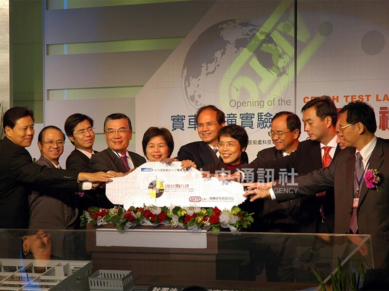 行政院長游錫堃(左6)主持實車碰撞實驗室啟用儀式,與經濟部長何美玥(左7)、車輛工業同業公會理事長嚴凱泰(右3)、工研院董事長林信義(左4)等人啟動象徵實驗室的鑰匙。中央社記者吳哲豪彰化傳真 94年1月14日