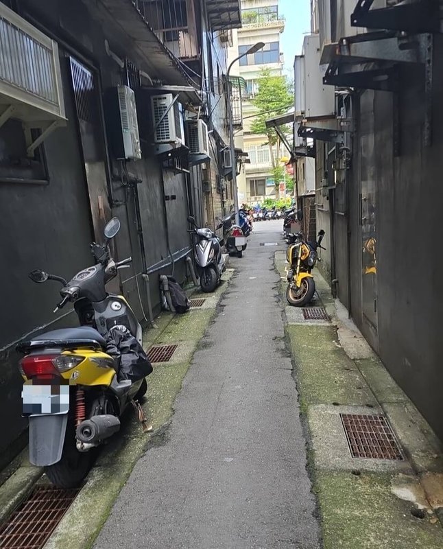 新北115年首場行動治理13日在永和區舉行,會中有里長關心防火巷安全議題,許多防火巷被堆置雜物與機車,但卻無法源可管。新北市工務局則指出,經檢舉後未限期改善者,可依公寓大廈管理條例開罰。(永和頂溪里里長蔡美娟提供)中央社記者曹亞沿傳真 115年1月13日