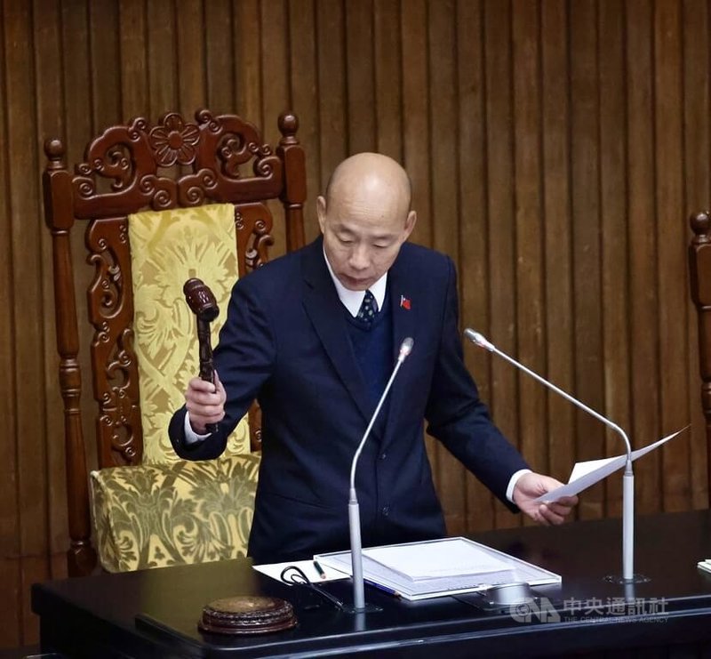 立法院會13日三讀修正通過審計部組織法部分條文，明定審計部置副審計長2人至3人，職務列簡任第14職等，輔助審計長處理部務。圖為立法院長韓國瑜敲槌通過法案。中央社記者王飛華攝　115年1月13日