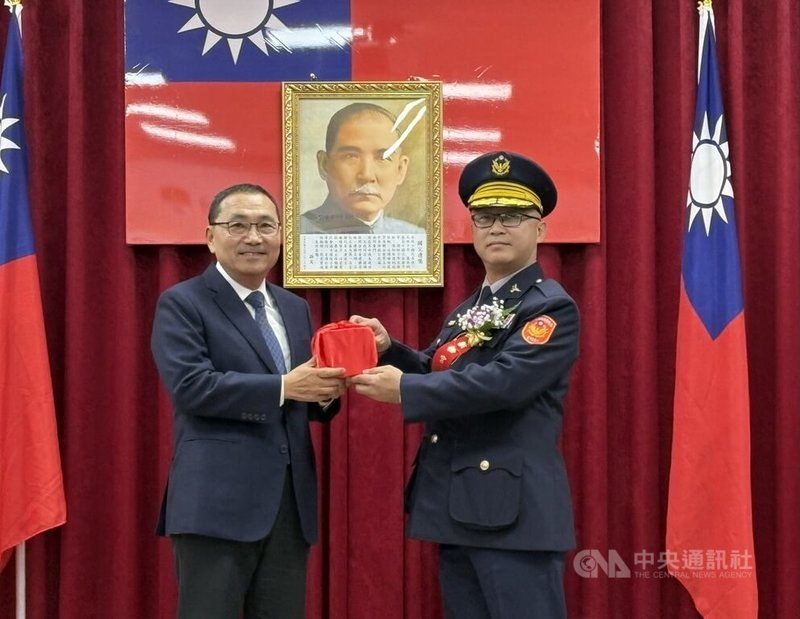 新北市捷運警察隊成立揭牌暨新任隊長布達典禮13日舉行，市長侯友宜（左）授予首任捷警隊長廖國安（右）印信。中央社記者曹亞沿攝　115年1月13日